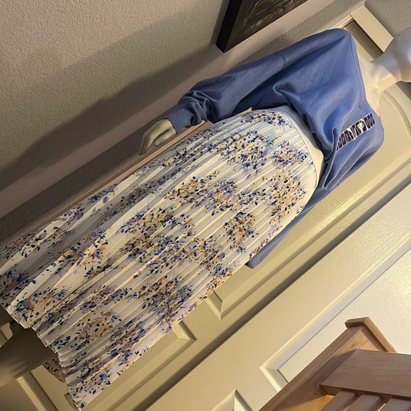 GAP English Manor V-Neck Knit - Picture 10 of 16